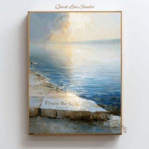Pode incluir: Uma impressão de arte de parede vertical com uma pintura a óleo de um corpo de água calmo encontrando uma costa rochosa. A cena retrata um céu brilhante e nebuloso refletindo na água azul. Uma grande pedra no primeiro plano traz o texto Peace Be Still Mark 4:39.