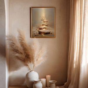 Op de afbeelding: Een ingelijst kunstwerk toont een pad van oplichtende stenen dat omhoog leidt. Het schilderij hangt aan een beige muur. Een vaas met gedroogd pampasgras en kaarsen op de voorgrond cre&euml;ren een warme sfeer. De sc&egrave;ne roept sereniteit op.