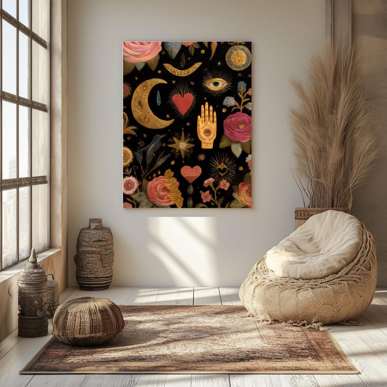 Peut inclure: Une impression d'art encadr&eacute;e sur toile avec un fond noir orn&eacute; de motifs floraux et c&eacute;lestes dor&eacute;s et roses. Le motif comprend un croissant de lune, une main, des c&oelig;urs, des &eacute;toiles et des fleurs. L'&oelig;uvre est expos&eacute;e dans une pi&egrave;ce lumineuse avec un tapis et une chaise.