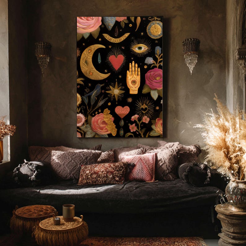Peut inclure: Une grande impression d'art sur toile avec un fond noir orn&eacute; de motifs c&eacute;lestes et floraux dor&eacute;s, rouges et roses. L'&oelig;uvre comprend un croissant de lune, des c&oelig;urs, un &oelig;il, une main, des &eacute;toiles et des roses. L'impression est affich&eacute;e au-dessus d'un canap&eacute; avec des coussins d&eacute;coratifs.