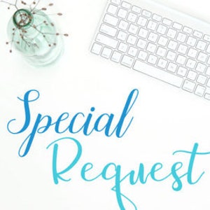 Könnte beinhalten: Eine weiße Tastatur mit einer blauen und weißen Vase mit getrockneten Blumen auf einer weißen Oberfläche. Der Text "Special Request" ist in blauer Kursivschrift geschrieben.