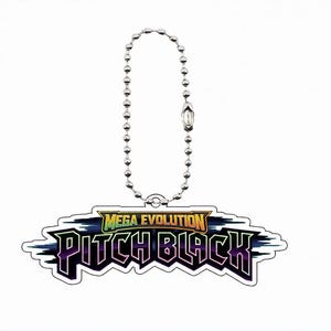 Peut inclure: Un porte-clés blanc avec une chaîne à billes argentée et une étiquette rectangulaire. L'étiquette présente les mots "MEGA EVOLUTION" en or et "PITCH BLACK" en violet et noir, avec un contour bleu.