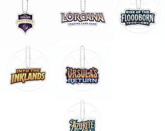 Lorcana Nyckelring | TCG Set Logo (Rise of the Floodborn, Into the Inkland, Ursulas återkomst, Azurithavet) – Pärm och samlartillbehör
