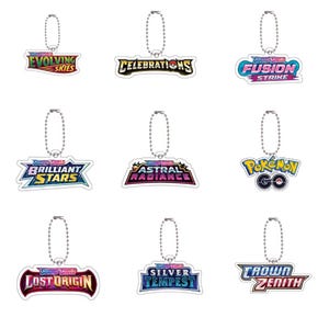 Pokémon-Schlüsselanhänger | Logo des Sammelkartenspiel-Sets (Pokémon Go, Crown Zenith, Lost Origin, Fusion Strike, Silver Tempest) – Sammleraccessoire
