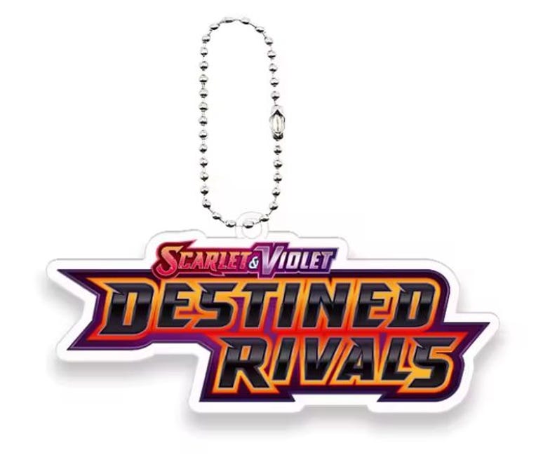 Pu&ograve; includere: Un portachiavi bianco con la scritta "SCARLET & VIOLET DESTINED RIVALS" in rosso, arancione e viola. &Egrave; attaccato a una catena a sfera argentata.