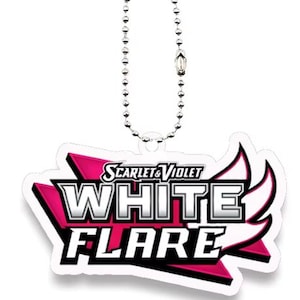 Pu&ograve; includere: Un portachiavi bianco e rosa Scarlet & Violet White Flare con una catena a sfera argentata. Il portachiavi presenta il testo "SCARLET & VIOLET" sopra "WHITE FLARE" in grassetto, bianco, su un design geometrico rosa e bianco.