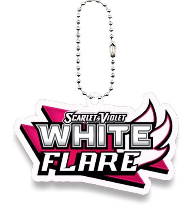 Pu&ograve; includere: Un portachiavi bianco e rosa Scarlet & Violet White Flare con una catena a sfera argentata. Il portachiavi presenta il testo "SCARLET & VIOLET" sopra "WHITE FLARE" in grassetto, bianco, su un design geometrico rosa e bianco.