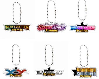 Portachiavi Pokémon | Logo del set TCG (Promozioni, Megaevoluzione, Scarlet Violet, Spada e Scudo, XY, Nero e Bianco) – Accessorio per raccoglitori e collezionisti