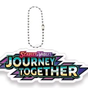 Pu&ograve; includere: Un portachiavi con il logo "Scarlet & Violet Journey Together". Il logo &egrave; un design colorato con testo in pi&ugrave; colori, tra cui rosso, blu, verde e giallo. Il portachiavi ha una catena di perline argentata.