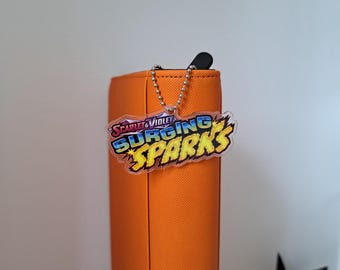 Portachiavi Surging Sparks – Identificatore della serie Pokémon Binder