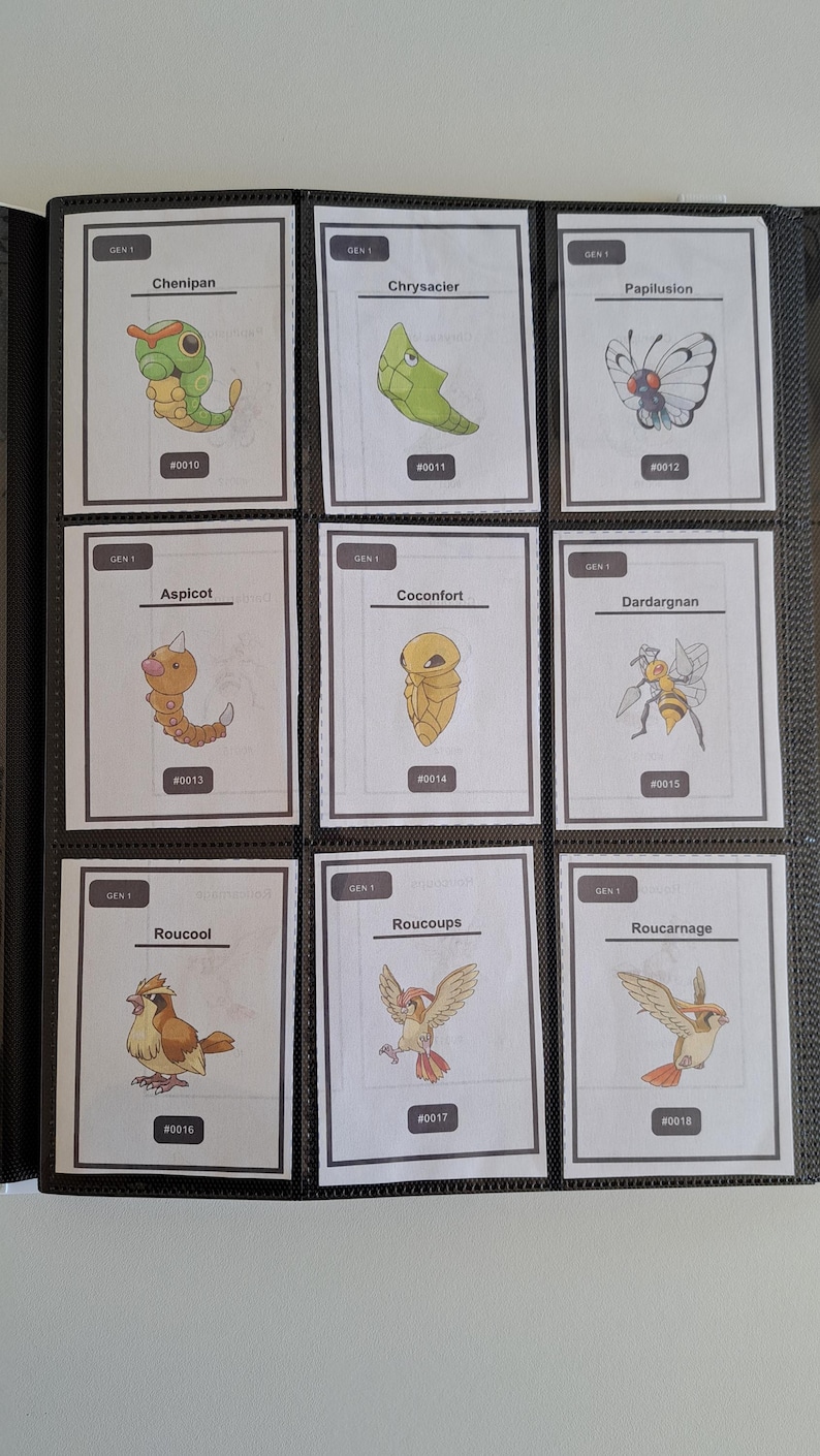 Op de afbeelding: Een pagina uit een binder met negen Pok&eacute;mon-ruilkaarten. De kaarten tonen kleurrijke illustraties van Pok&eacute;mon-personages, waaronder Chenipan, Chrysacier en Papilusion. Elke kaart heeft een uniek nummer en de naam van de Pok&eacute;mon.