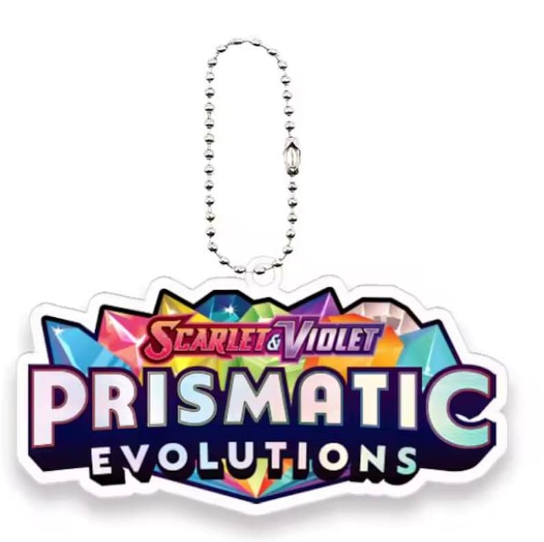 Pu&ograve; includere: Un portachiavi con il logo "Scarlet & Violet Prismatic Evolutions". Il logo &egrave; bianco, rosso e blu, con un design geometrico colorato. Il portachiavi ha una catena a sfera argentata.