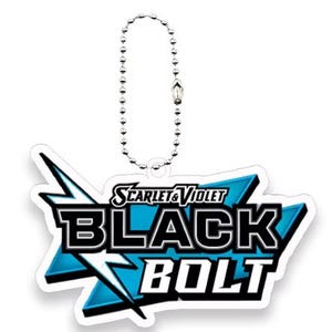 Pu&ograve; includere: Un portachiavi bianco con una catena a sfera argentata. Il portachiavi presenta il testo "SCARLET & VIOLET BLACK BOLT" in bianco e nero, su un design a stella blu e bianca.