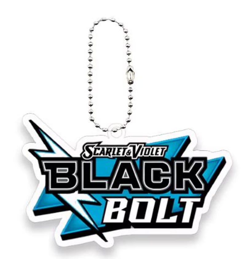 Pu&ograve; includere: Un portachiavi bianco con una catena a sfera argentata. Il portachiavi presenta il testo "SCARLET & VIOLET BLACK BOLT" in bianco e nero, su un design a stella blu e bianca.
