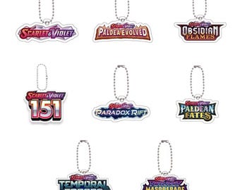 ポケモン キーホルダー | TCG セットロゴ (スカーレットバイオレット、パルデア進化版、151、パラドックスリフト、テンポラルフォース) – バインダー＆コレクターアクセサリー