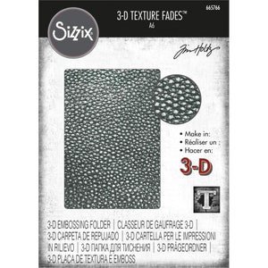 Może przedstawiać: Folder do wytłaczania 3D Sizzix Texture Fades A6. Folder ma ciemnoszarą teksturę przypominającą skórę. Produkt zawiera tekst "3-D TEXTURE FADES" i "3-D PRÄGEORDNER".