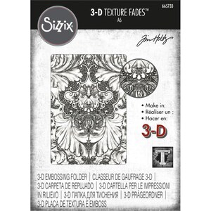 Op de afbeelding: Een Sizzix 3-D embossing folder met een gedetailleerd, sierlijk bloemmotief. De verpakking bevat de tekst "3-D TEXTURE FADES" en "A6". Het ontwerp is in grijstinten en wit, met de woorden "3-D" rood gemarkeerd.