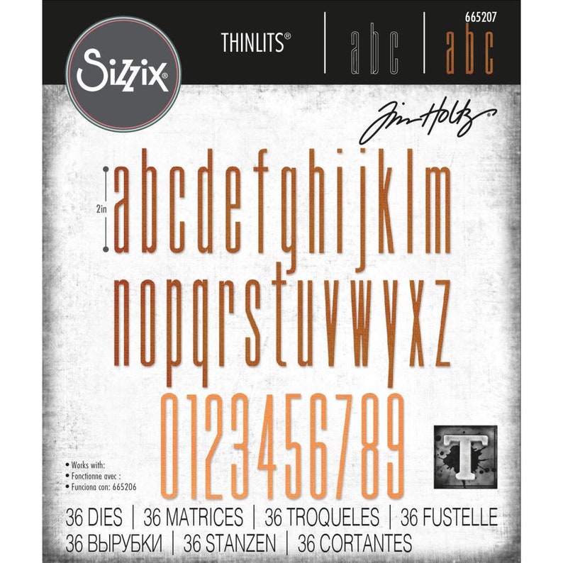 K&ouml;nnte beinhalten: Sizzix Thinlits Tim Holtz Stanzschablonen-Set f&uuml;r Alphabet und Zahlen. Die Verpackung zeigt das vollst&auml;ndige Kleinbuchstaben-Alphabet und die Zahlen 0-9 in einer hohen, d&uuml;nnen orangefarbenen Schrift. Eine 5,08 cm Ma&szlig;angabe ist neben dem a zu sehen.