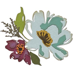 Puede incluir: Un arreglo floral de papel en capas con una flor grande de color azul claro con acentos turquesa y un centro amarillo. Flores adicionales son de color rojo intenso con centros naranjas, y hojas y tallos verdes completan el diseño. El papel tiene una apariencia texturizada.