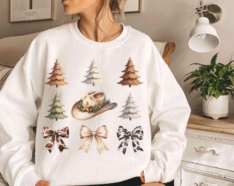 Coqueta navideña del oeste PNG, diseño festivo de botas y sombrero de vaquero, árbol de Navidad con lazos de vaca PNG, ¡Hola, mamá! Sublimación femenina
