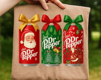 PNG de Diet Dr Pepper navideña, clipart retro de lata de refresco dietético con lazo coqueto, lata adorable, regalo perfecto para fans de Dr Pepper, Papá Noel elegante