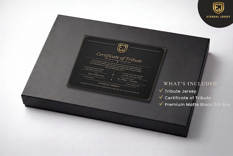 Pu&ograve; includere: Una confezione regalo nera con un certificato di tributo sopra. Il certificato ha scritte dorate e un logo dorato. Il testo "Eternal Jersey" &egrave; visibile. La confezione include una maglia tributo, un certificato e una confezione regalo nera opaca premium.