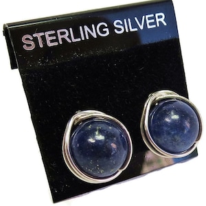 Può includere: Orecchini in argento sterling con una pietra di lapislazzuli blu scuro avvolta in filo d'argento.