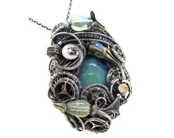 Colgante Steampunk que cambia de color y reacciona a los rayos UV: alambre de plata esterlina envuelto con cristal de estado de ánimo y engranajes.