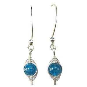 Blaue Draht-Gewickelte Herringbone Apatit und Sterling Silber Creolen