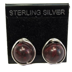 Könnte beinhalten: Sterling-Silber-Ohrringe mit rot-schwarzen marmorierten Steinperlen.