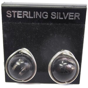 Könnte beinhalten: Ohrringe aus Sterlingsilber mit schwarzen Edelsteinperlen, die in Silberdraht gewickelt sind.