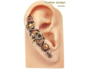 Pendiente de oreja en espiral steampunk de inspiración victoriana con engranajes: joyería artesanal de bronce y latón.
