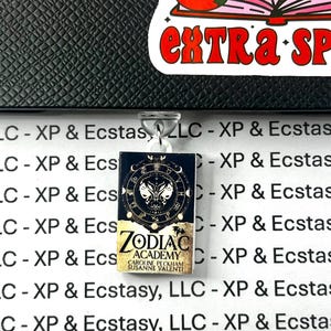 Puede incluir: Un juego de tres tazas de cerámica con un acabado mate moteado. Las tazas son de color crema, gris claro y gris oscuro. Cada taza tiene un diseño simple y minimalista.