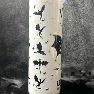 Op de afbeelding: Witte ge&iuml;soleerde beker met een zwart vleermuis- en sterrenpatroon. De beker heeft de tekst "Vampire Life" erop gedrukt. Het ontwerp bevat gouden accenten en een doorzichtig deksel.
