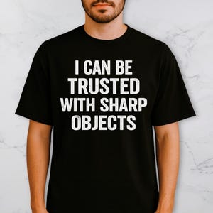 Camiseta con cita sarcástica divertida: "Puedo confiar en ti con objetos afilados"