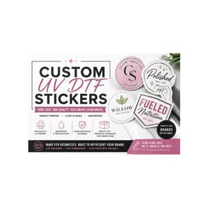 Könnte beinhalten: Eine Sammlung von individuellen UV-DTF-Aufklebern mit verschiedenen Designs und dem Text "CUSTOM UV DTF STICKERS". Die Aufkleber enthalten Logos für "Glow Skin Co", "Polished", "Willow" und "Fueled Nutrition". Das Bild enthält auch Symbole für hochwertigen Druck, Wasserdichtigkeit und Haltbarkeit.