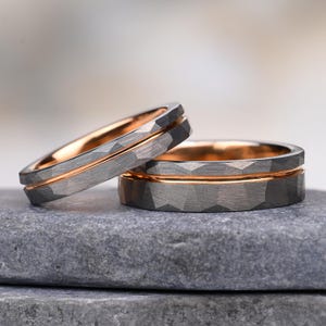 Anello in argento martellato con striscia in oro rosa e interno, fasce in tungsteno con incisione