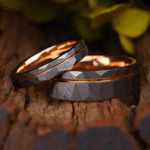 Anello in argento martellato con striscia in oro rosa e interno, fasce in tungsteno personalizzate