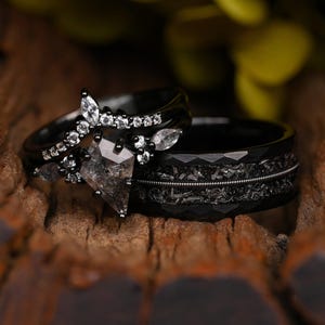 Salt & Pepper Ring-Set– Schwarzes Gehämmertes Band mit Meteorit und Gitarrensaiten Inlay