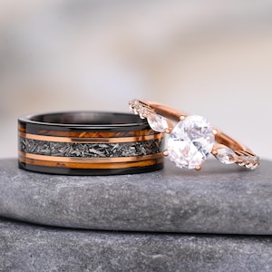 Ensemble de bagues en tungstène gravées avec météorite noire et tonneau de whisky et bague en or rose ovale avec pierre blanche