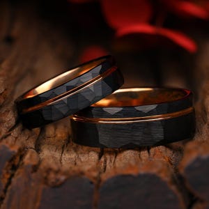 Zestaw czarnych młotkowanych pierścionków z paskiem z różowego złota i wnętrzem, personalizowane obrączki wolframowe