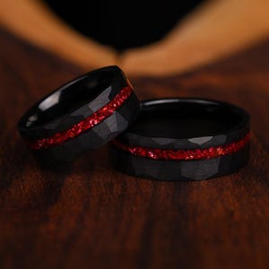 Geplette rode granaat ringset voor hem en haar – zwarte wolfraam gehamerde ring, trouwring, unieke geboortesteen beloftering, jubileumcadeau