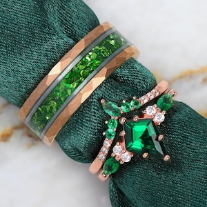 Zestaw pierścionków z opalem szmaragdowym w różowym złocie – obrączki ślubne, srebro próby 925 z wykończeniem z 14-karatowego różowego złota, pierścionek zaręczynowy, grawerowany pierścionek rocznicowy