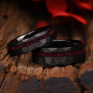 Zestaw pierścionków z kruszonego czarnego opalu ognistego, młotkowane obrączki wolframowe z grawerunkiem