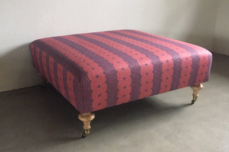 Custom Ottoman W/ Turned Wood Feet on Casters COM afbeelding 4