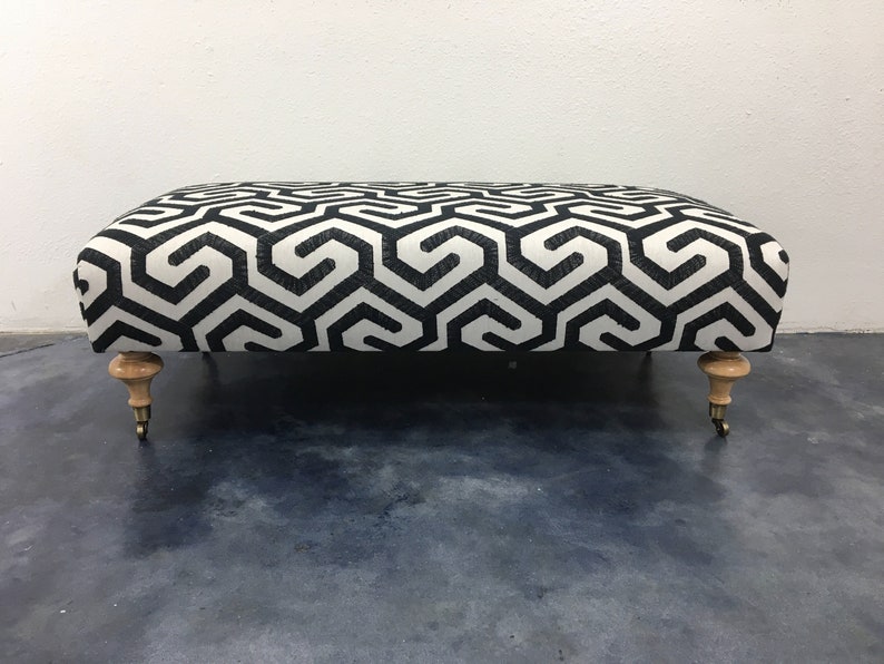 Custom Ottoman W/ Turned Wood Feet on Casters COM afbeelding 2