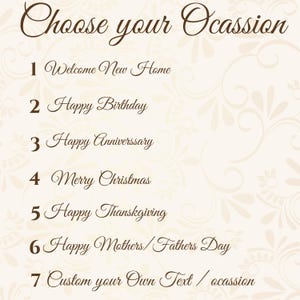 Op de afbeelding: Beige achtergrond met een bloemmotief en de tekst "Choose your Ocassion" in bruin script. Hieronder genummerde opties, waaronder "Welcome New Home", "Happy Birthday", "Happy Anniversary", "Merry Christmas", "Happy Thanksgiving", "Happy Mothers/Fathers Day" en "Custom your Own Text / ocassion."