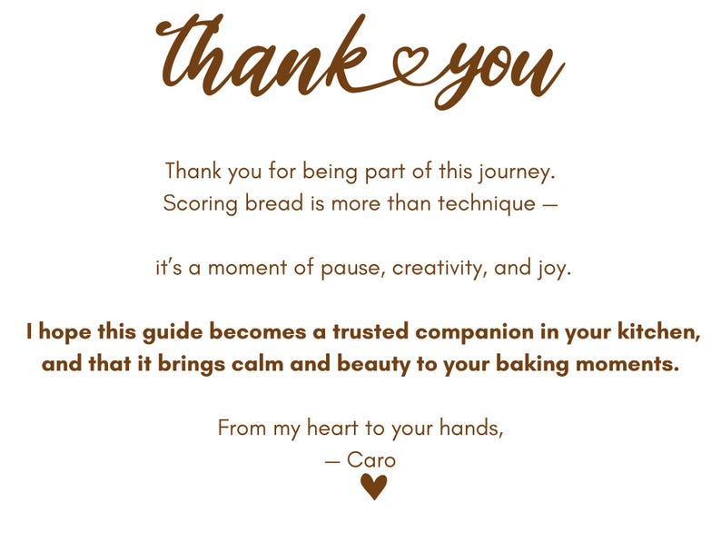 K&ouml;nnte beinhalten: Wei&szlig;e Karte mit braunem Text. Der Text in Schreibschrift lautet "thank you". Der Text darunter lautet "Vielen Dank, dass Sie Teil dieser Reise sind." und weiterer Text &uuml;ber das Backen. Unten befindet sich ein Herzsymbol.