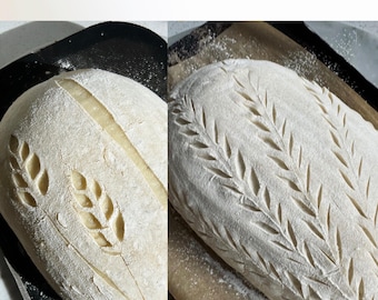 Könnte beinhalten: Zwei Brotlaibe mit dekorativen Weizenährenmustern, die in die Oberfläche geschnitzt sind. Das Brot ist mit Mehl bestäubt, und der Text "SCORING STYLE" befindet sich oben im Bild.
