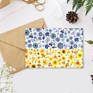 Fondsenwerver voor Oekraïne, OEKRAENSE VLAG: wenskaart geperste bloem, steun Oekraïne, blauwe en gele bloemen, bloemen stationair//PRINT